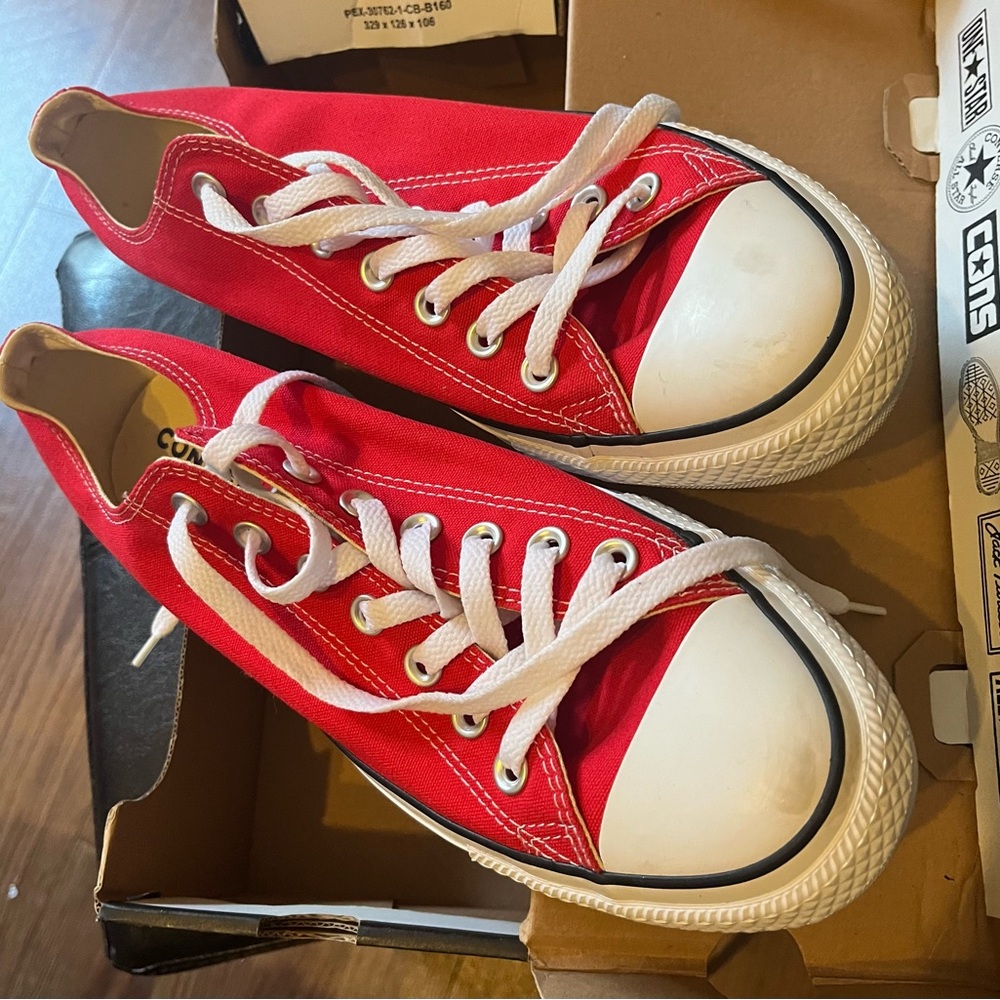 Converse Adult Classic Red Sneakers. Unisex